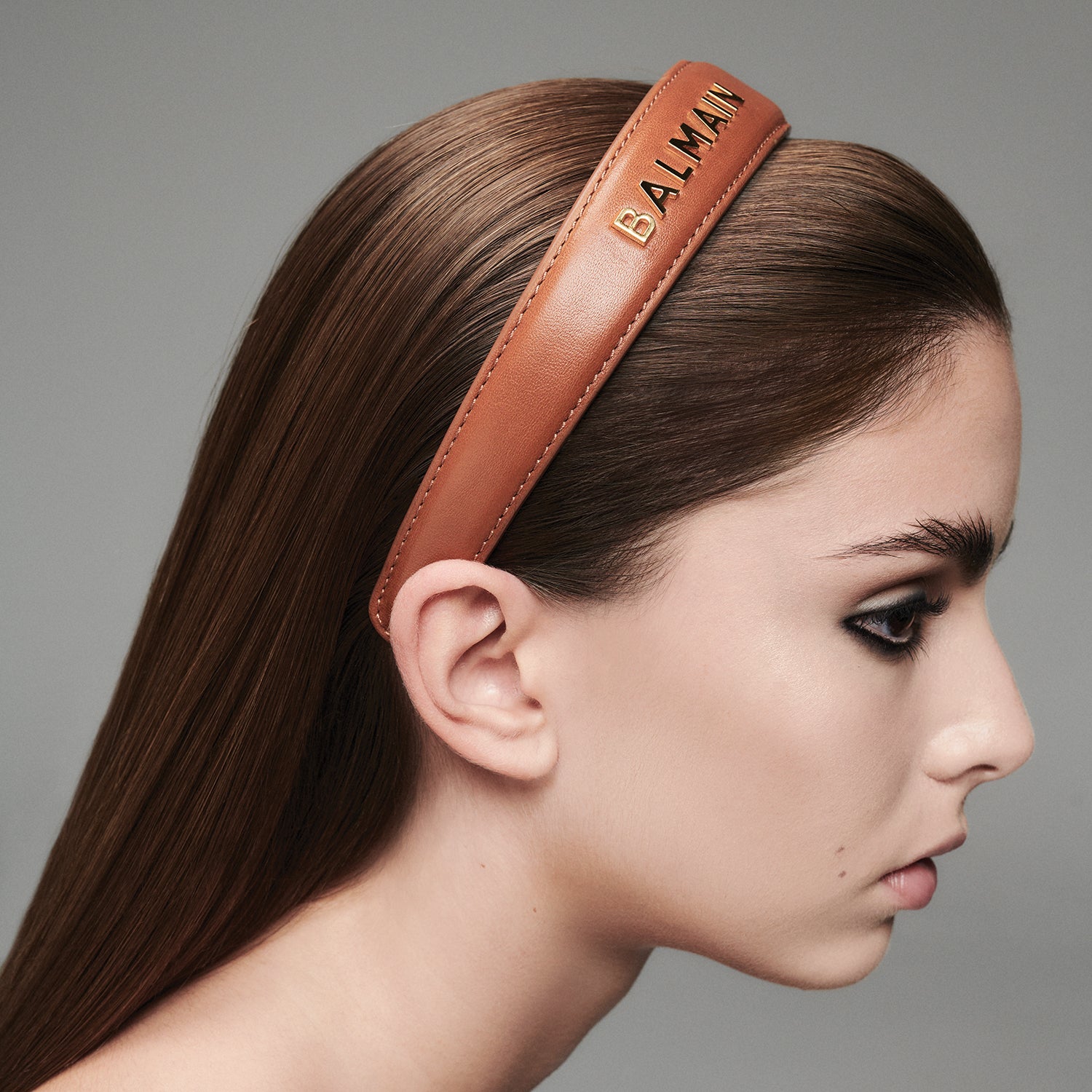 BalmainHair_Accessoires_RivieraCollection_Headband_Cognac_Large_HJ_RC_HB_C_L_Model_02_SOCIAL_LR.jpg